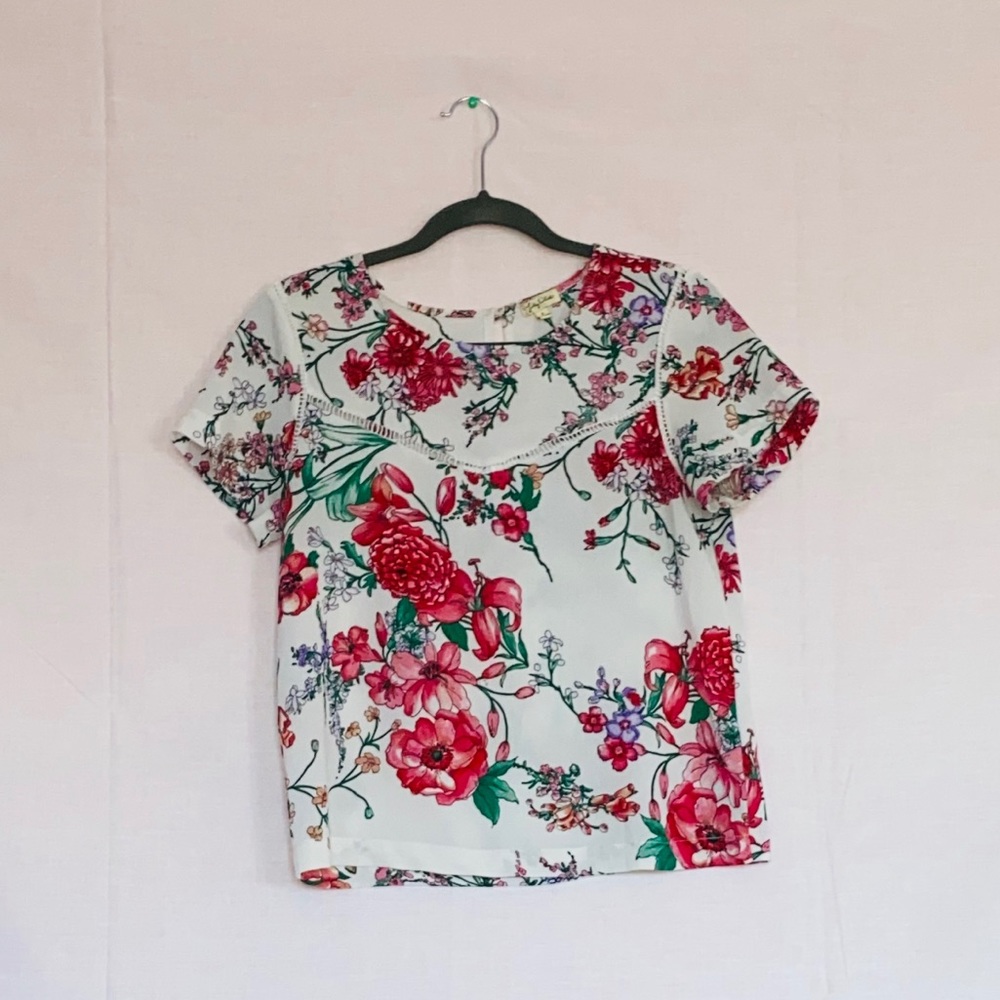 Lily white floral short sleeve t shirt